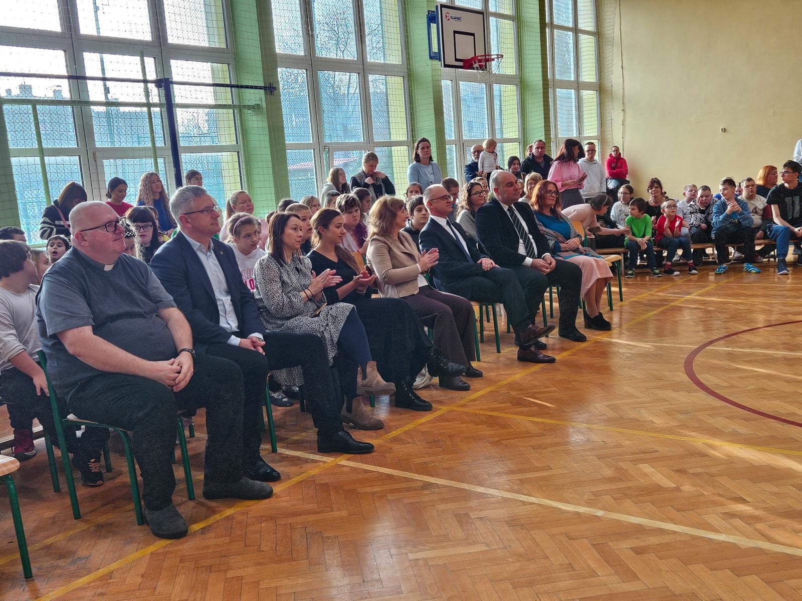 Zdjęcie w galerii na portalu naszraciborz.pl: Międzynarodowy Dzień Osób z Niepełnosprawnościami w ZSS w Raciborzu wiadomości z regionu