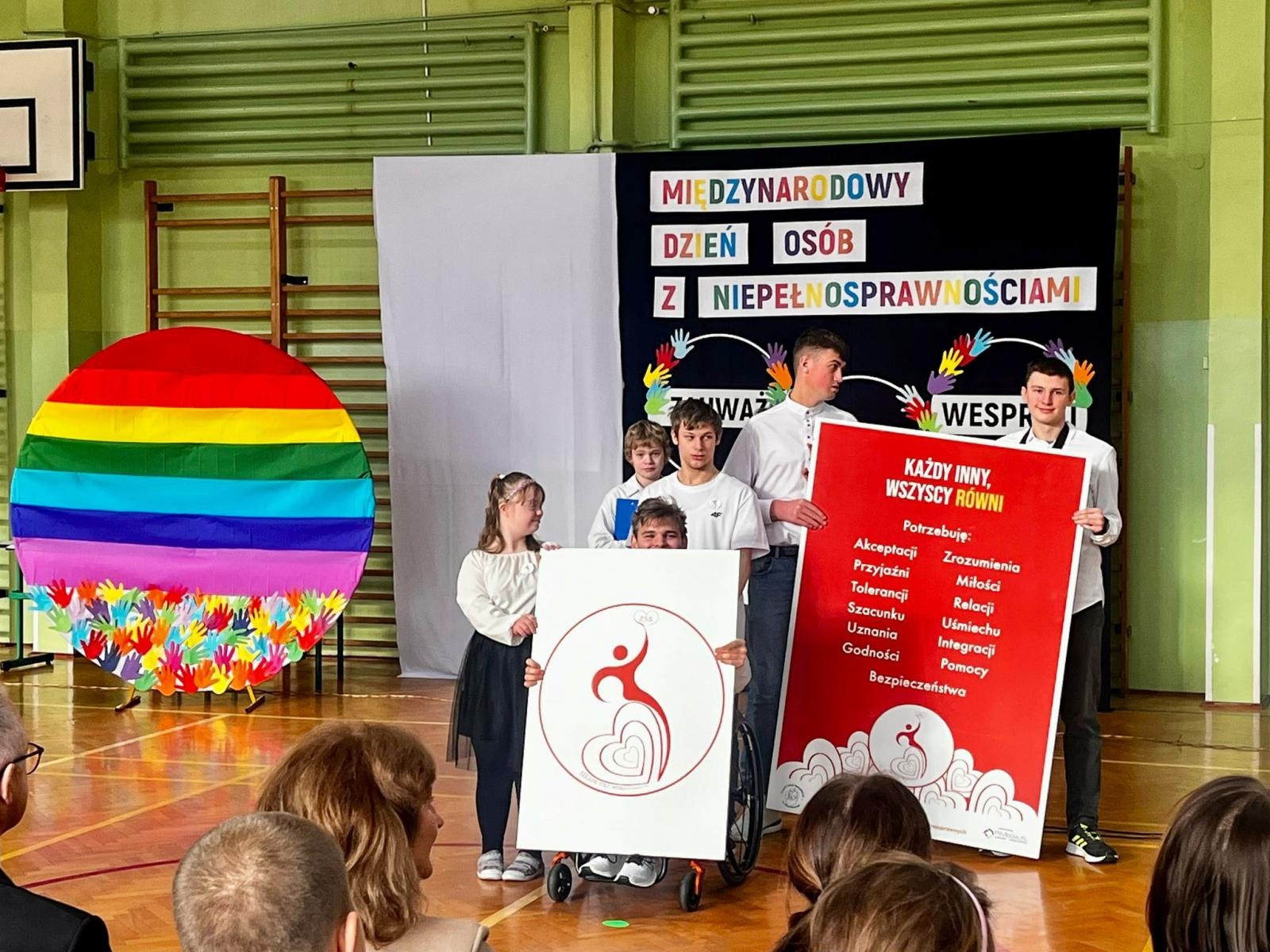 Zdjęcie w galerii na portalu naszraciborz.pl: Międzynarodowy Dzień Osób z Niepełnosprawnościami w ZSS w Raciborzu wiadomości z regionu
