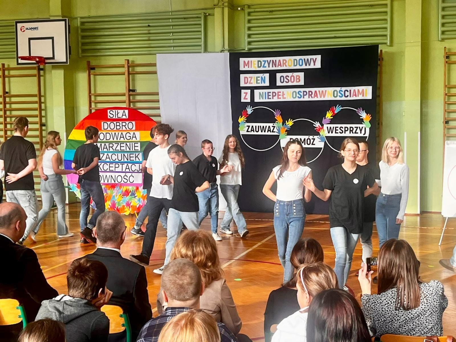 Zdjęcie w galerii na portalu naszraciborz.pl: Międzynarodowy Dzień Osób z Niepełnosprawnościami w ZSS w Raciborzu wiadomości z regionu