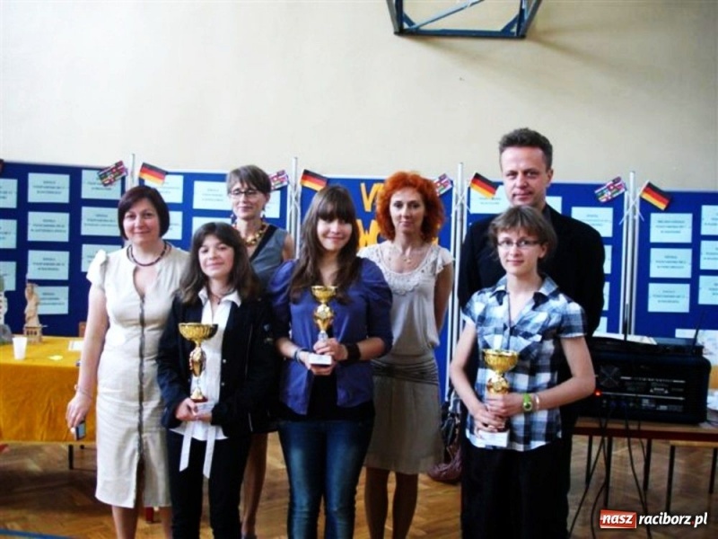 Zdjęcie w galerii na portalu naszraciborz.pl: Angliści z województwa w SP 18 wiadomości z regionu