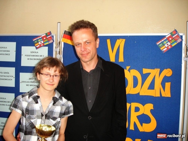 Zdjęcie w galerii na portalu naszraciborz.pl: Angliści z województwa w SP 18 wiadomości z regionu