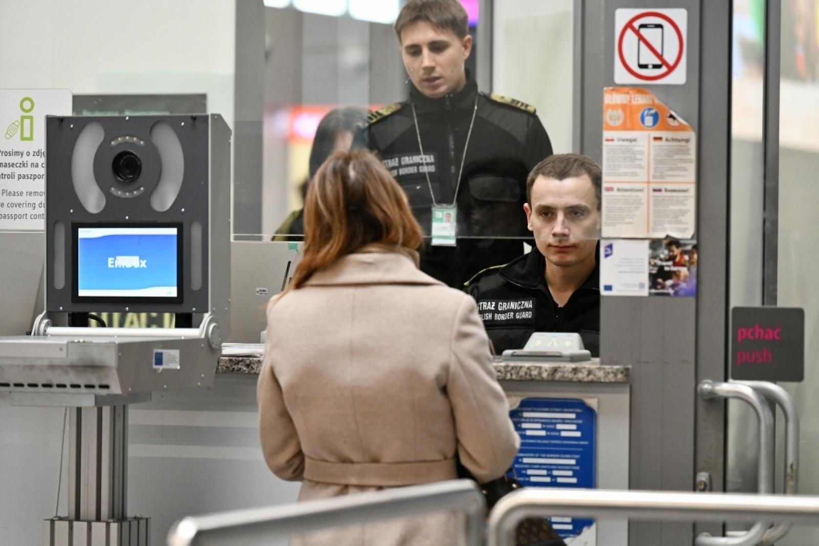 Zdjęcie w galerii na portalu naszraciborz.pl: Start systemu Entry/Exit (EES) w lotniczym przejściu granicznym Katowice-Pyrzowice wiadomości z regionu