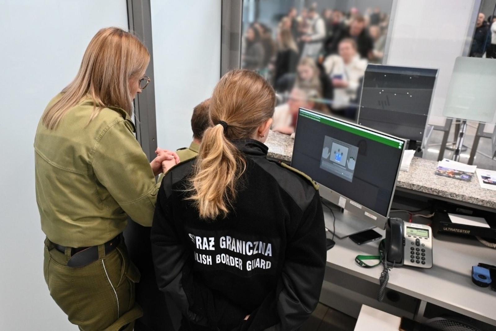 Zdjęcie w galerii na portalu naszraciborz.pl: Start systemu Entry/Exit (EES) w lotniczym przejściu granicznym Katowice-Pyrzowice wiadomości z regionu