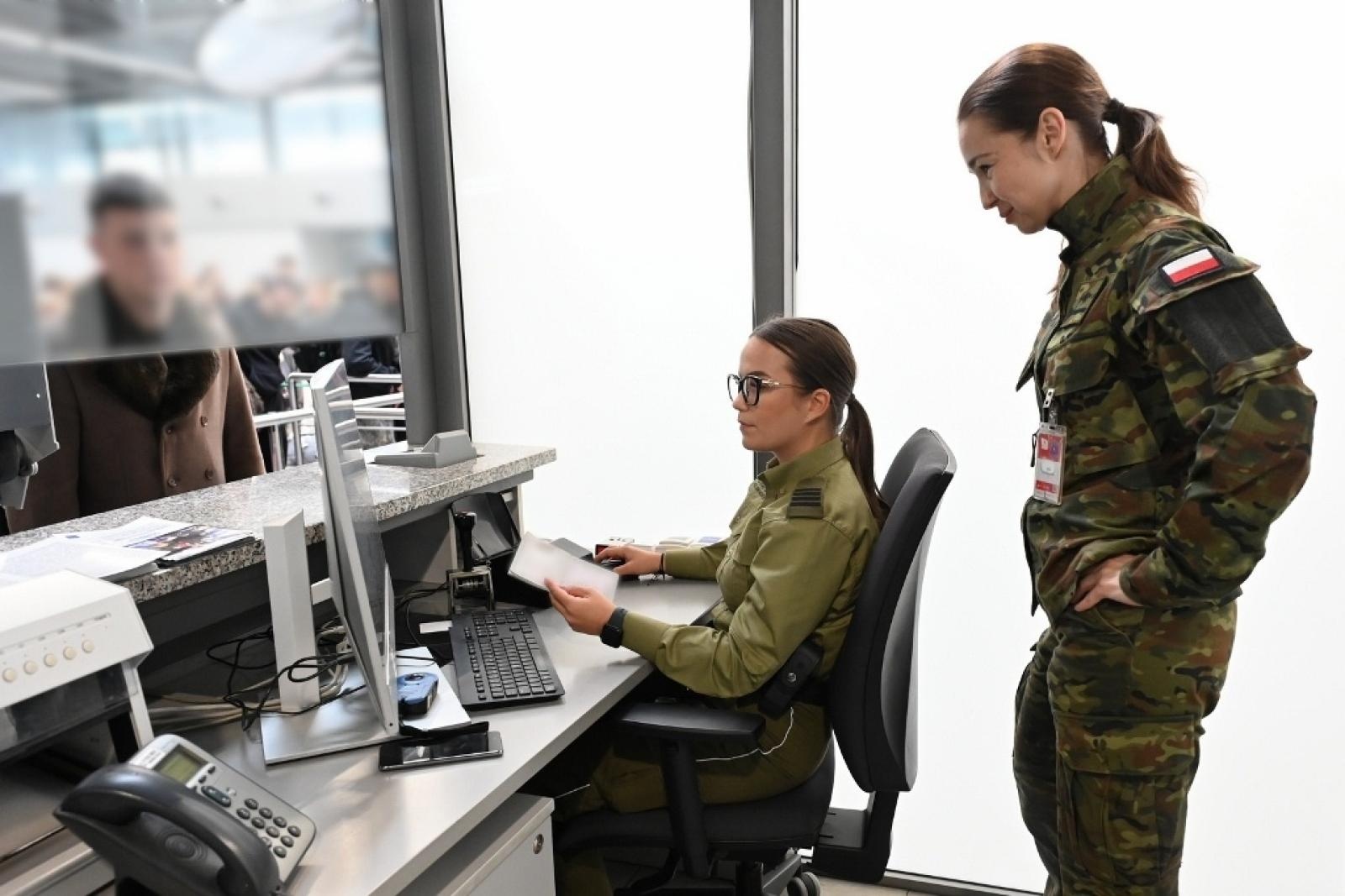 Zdjęcie w galerii na portalu naszraciborz.pl: Start systemu Entry/Exit (EES) w lotniczym przejściu granicznym Katowice-Pyrzowice wiadomości z regionu