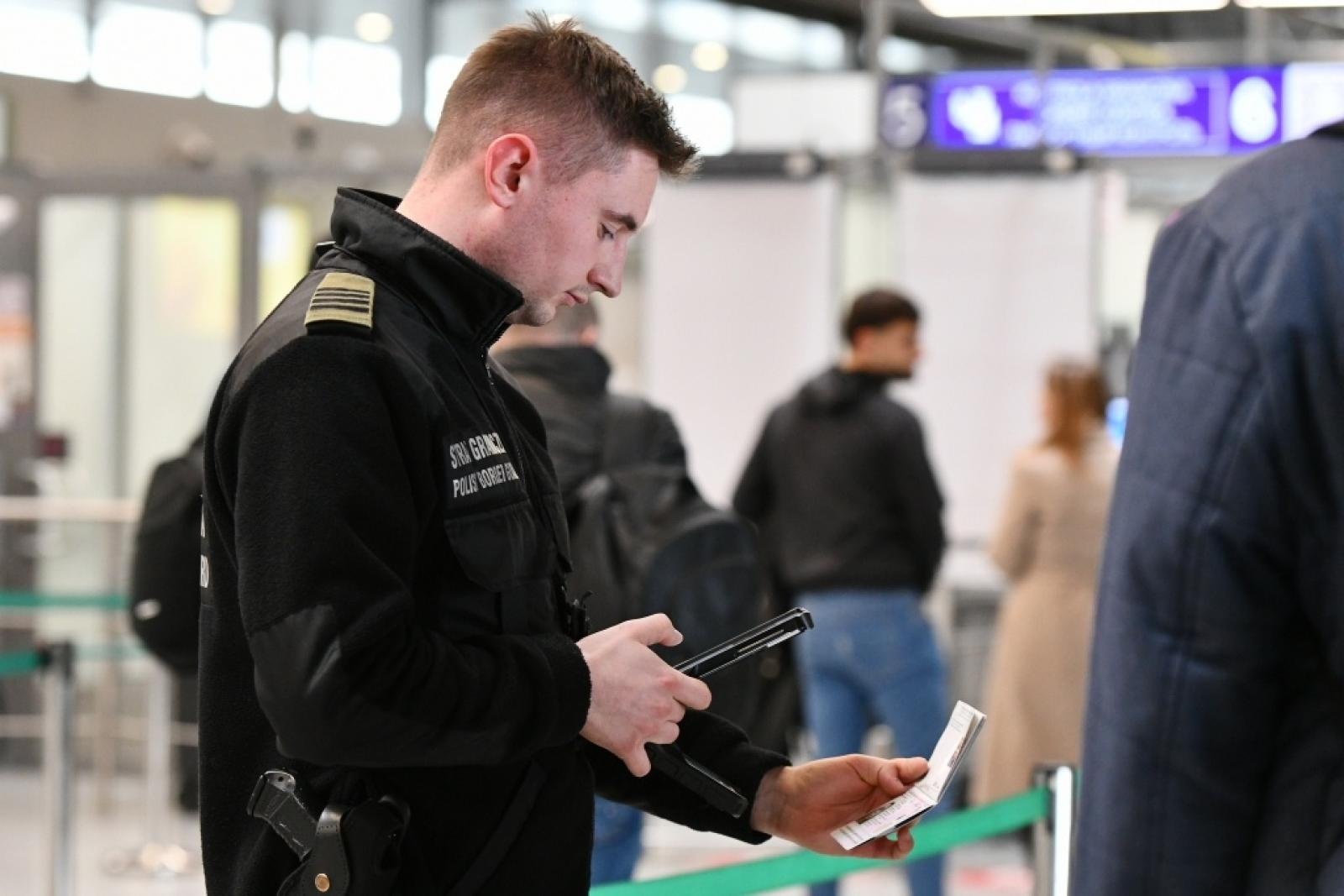 Zdjęcie w galerii na portalu naszraciborz.pl: Start systemu Entry/Exit (EES) w lotniczym przejściu granicznym Katowice-Pyrzowice wiadomości z regionu