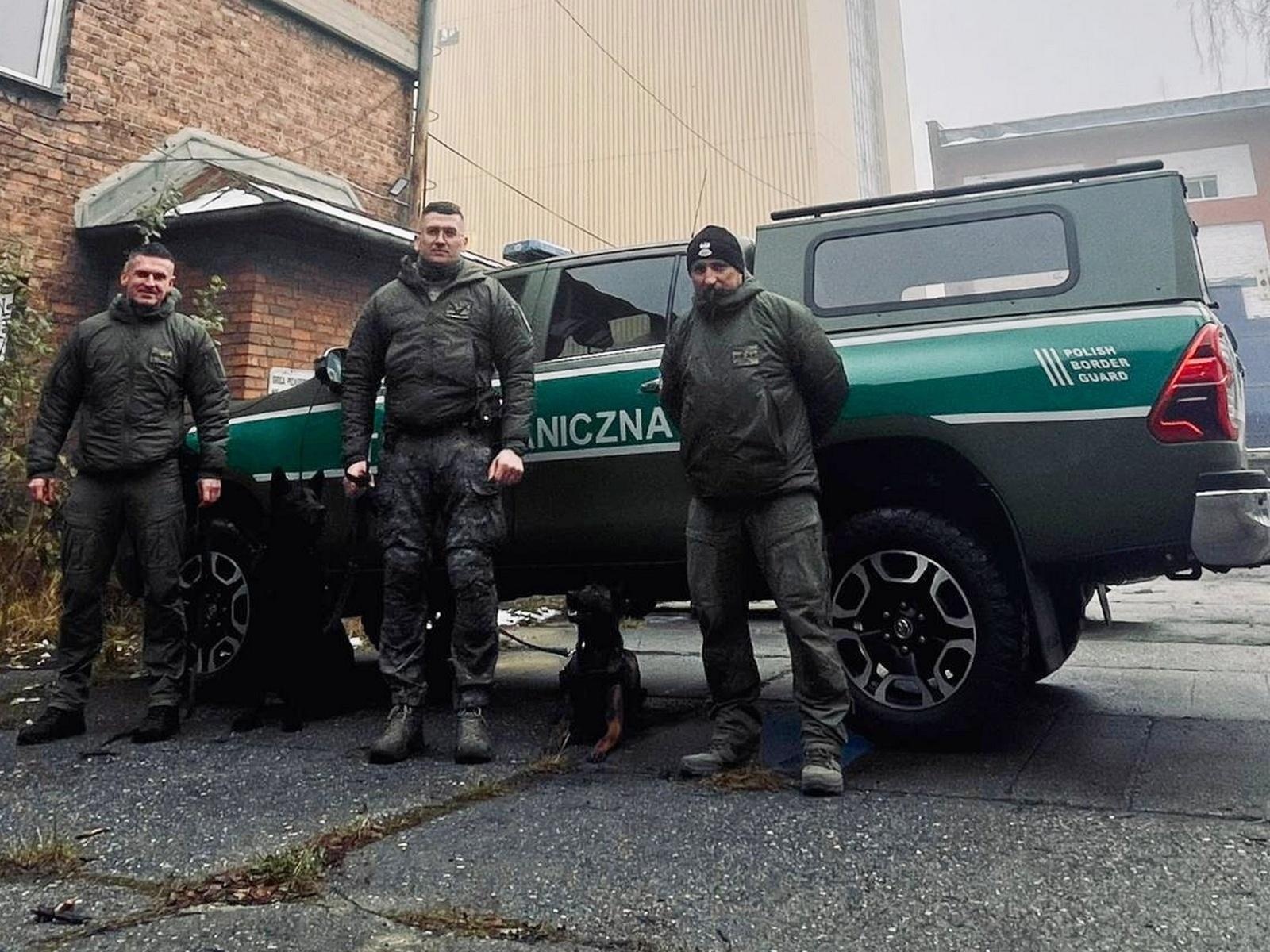 Zdjęcie w galerii na portalu naszraciborz.pl: Czworonożni strażnicy graniczni, żołnierze i policjanci szkolili się w Chorzowie wiadomości z regionu