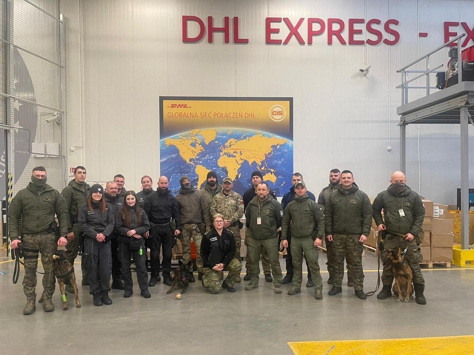 Zdjęcie w galerii na portalu naszraciborz.pl: Czworonożni strażnicy graniczni, żołnierze i policjanci szkolili się w Chorzowie wiadomości z regionu