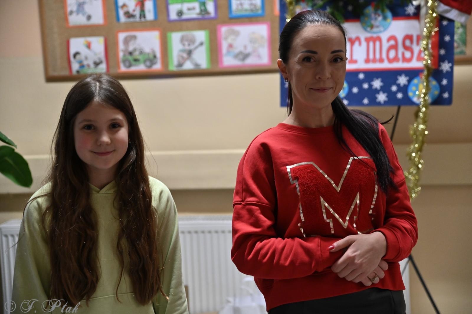 Zdjęcie w galerii na portalu naszraciborz.pl: Kiermasz świąteczny w SP 15. Rękodzieło, gastronomia i występy uczniów [FOTO i WIDEO] wiadomości z regionu