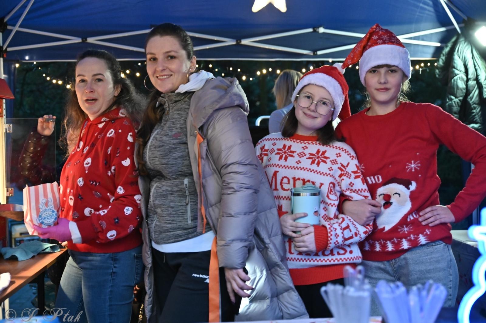 Zdjęcie w galerii na portalu naszraciborz.pl: Kiermasz świąteczny w SP 15. Rękodzieło, gastronomia i występy uczniów [FOTO i WIDEO] wiadomości z regionu