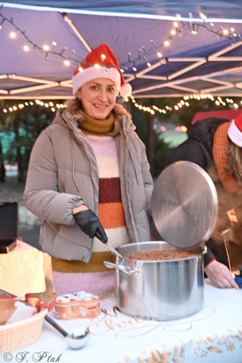 Zdjęcie w galerii na portalu naszraciborz.pl: Kiermasz świąteczny w SP 15. Rękodzieło, gastronomia i występy uczniów [FOTO i WIDEO] wiadomości z regionu