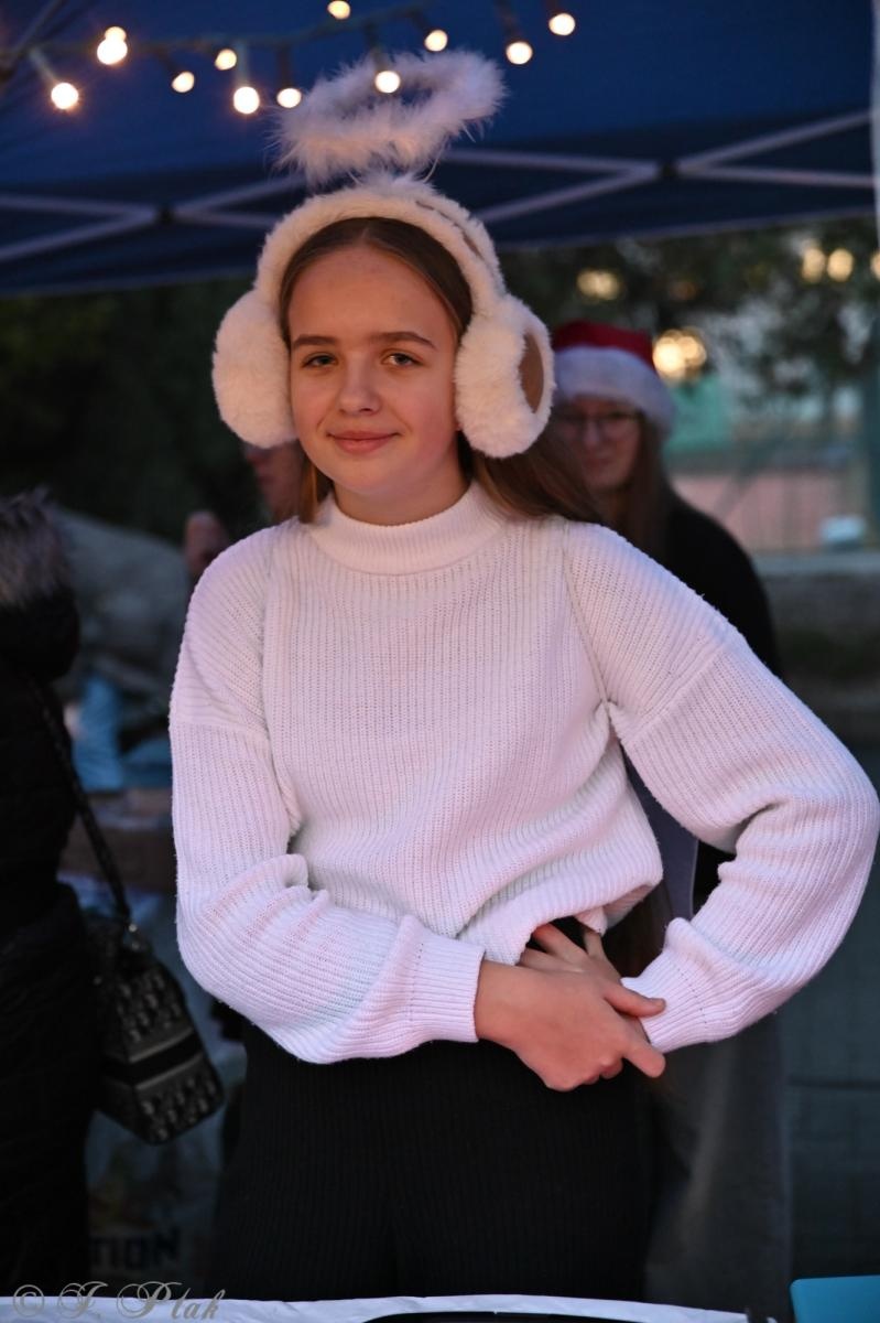 Zdjęcie w galerii na portalu naszraciborz.pl: Kiermasz świąteczny w SP 15. Rękodzieło, gastronomia i występy uczniów [FOTO i WIDEO] wiadomości z regionu