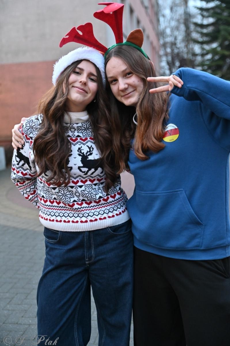 Zdjęcie w galerii na portalu naszraciborz.pl: Kiermasz świąteczny w SP 15. Rękodzieło, gastronomia i występy uczniów [FOTO i WIDEO] wiadomości z regionu