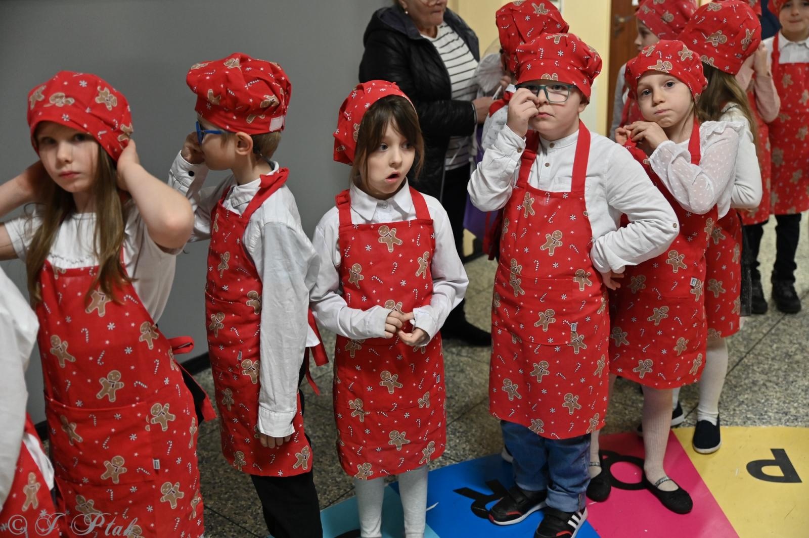 Zdjęcie w galerii na portalu naszraciborz.pl: Kiermasz świąteczny w SP 15. Rękodzieło, gastronomia i występy uczniów [FOTO i WIDEO] wiadomości z regionu