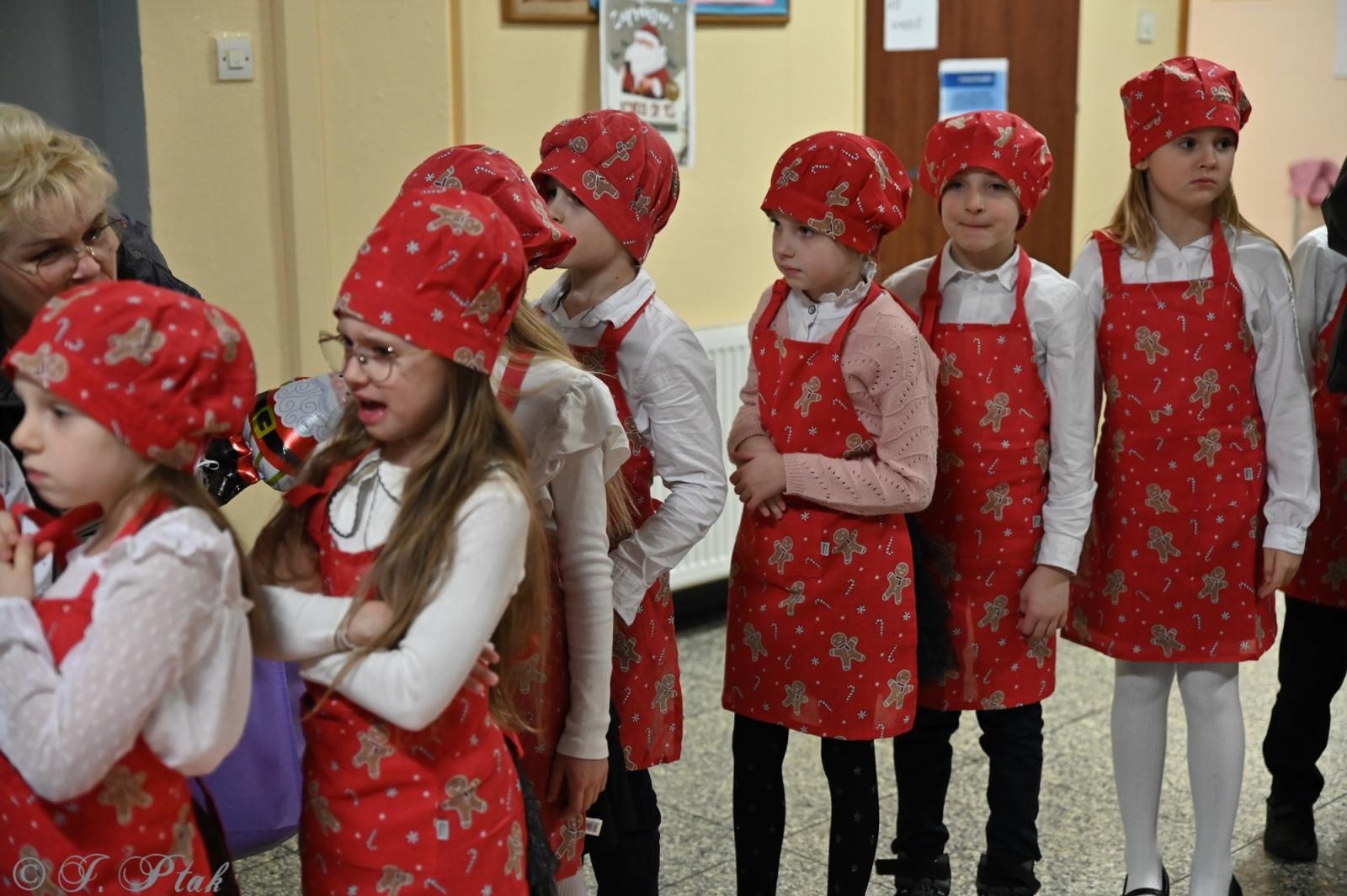 Zdjęcie w galerii na portalu naszraciborz.pl: Kiermasz świąteczny w SP 15. Rękodzieło, gastronomia i występy uczniów [FOTO i WIDEO] wiadomości z regionu