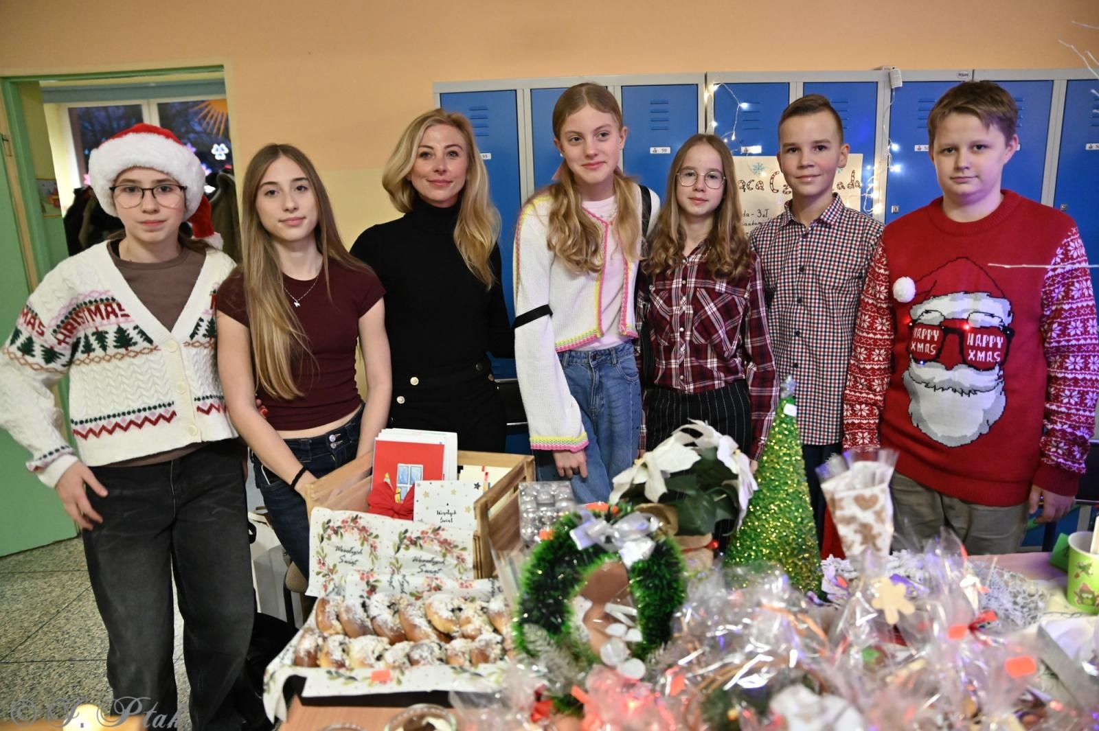 Zdjęcie w galerii na portalu naszraciborz.pl: Kiermasz świąteczny w SP 15. Rękodzieło, gastronomia i występy uczniów [FOTO i WIDEO] wiadomości z regionu