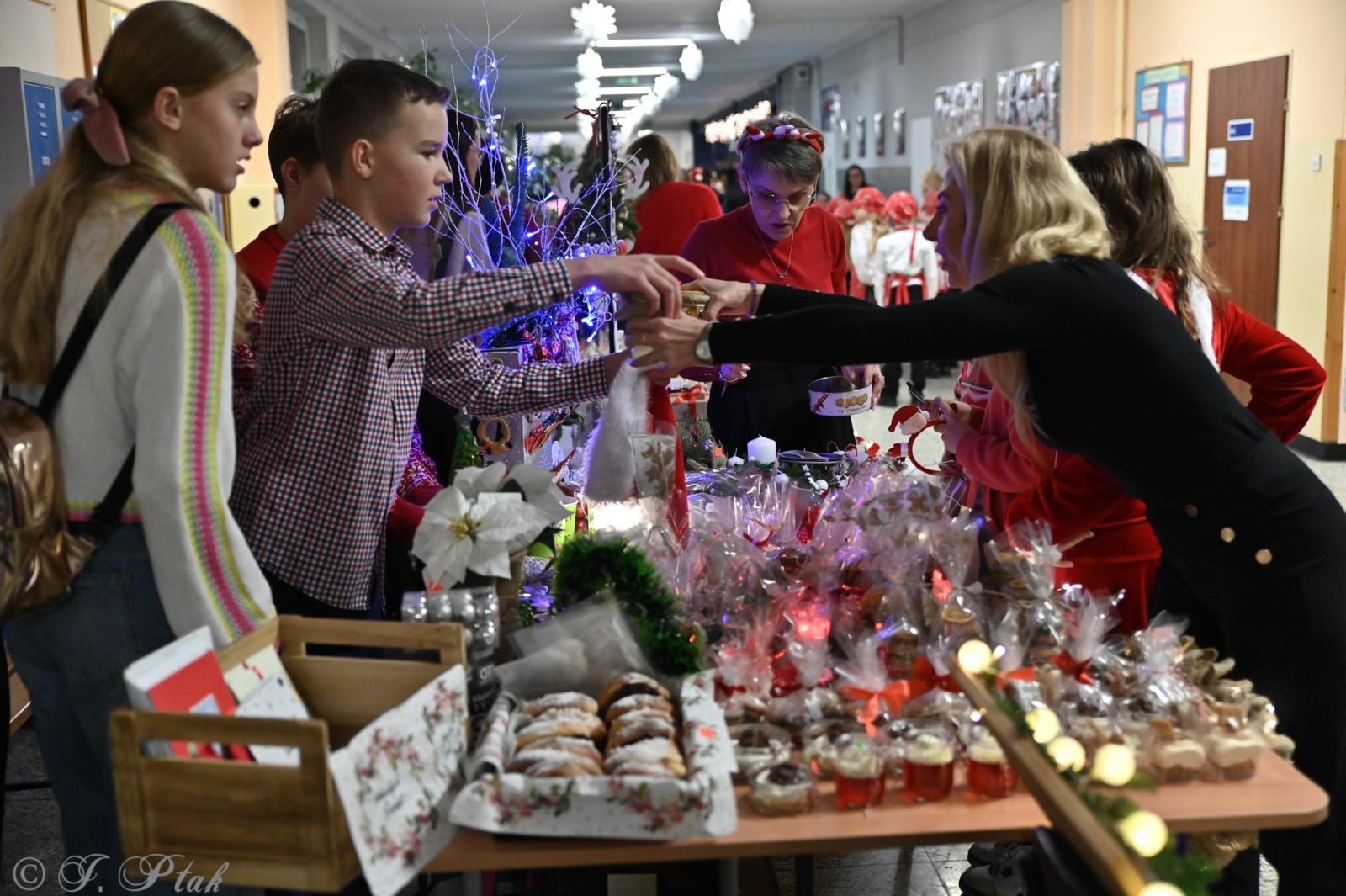 Zdjęcie w galerii na portalu naszraciborz.pl: Kiermasz świąteczny w SP 15. Rękodzieło, gastronomia i występy uczniów [FOTO i WIDEO] wiadomości z regionu