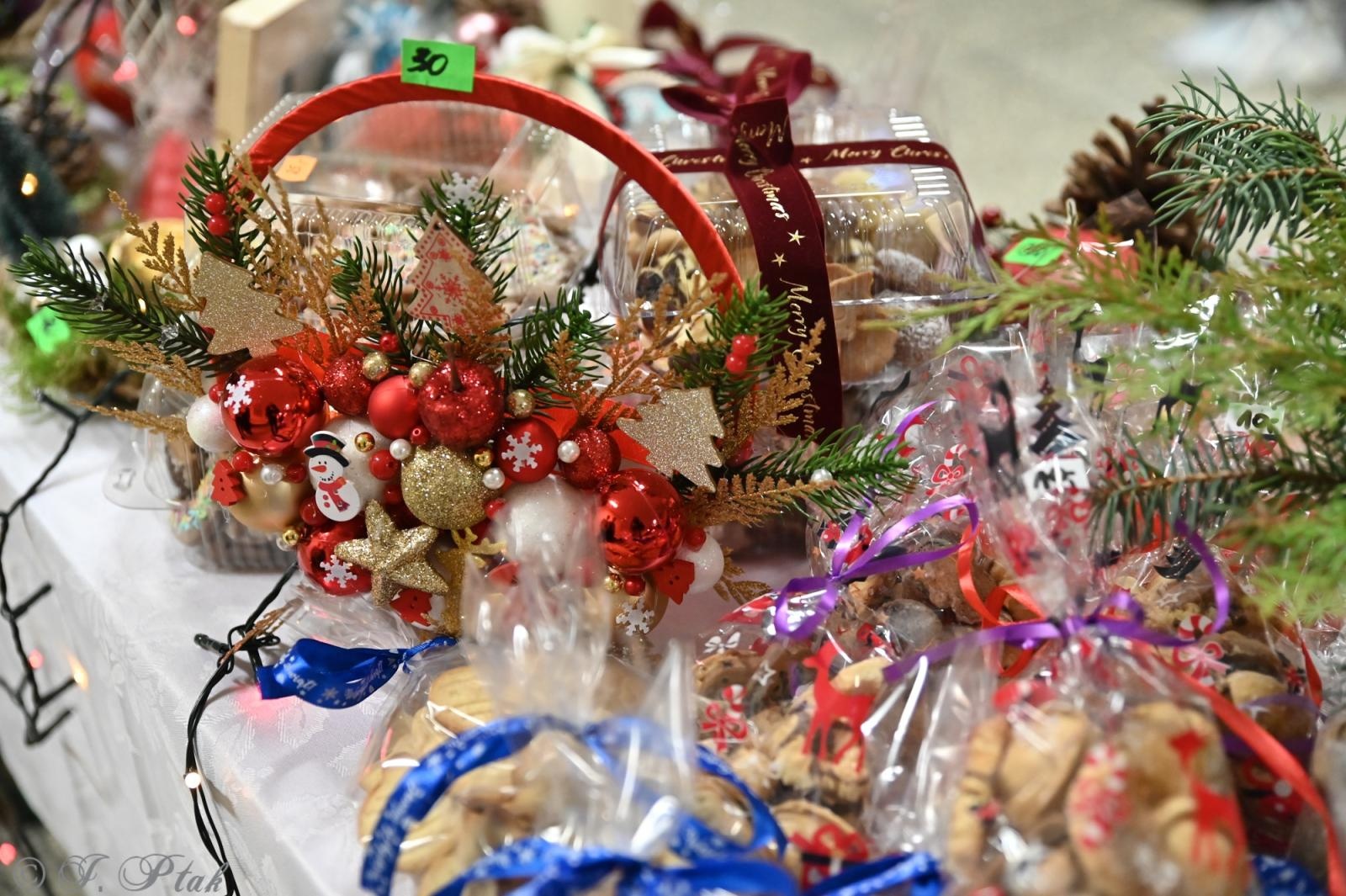 Zdjęcie w galerii na portalu naszraciborz.pl: Kiermasz świąteczny w SP 15. Rękodzieło, gastronomia i występy uczniów [FOTO i WIDEO] wiadomości z regionu