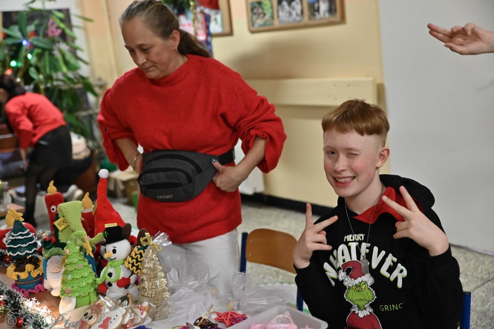 Zdjęcie w galerii na portalu naszraciborz.pl: Kiermasz świąteczny w SP 15. Rękodzieło, gastronomia i występy uczniów [FOTO i WIDEO] wiadomości z regionu