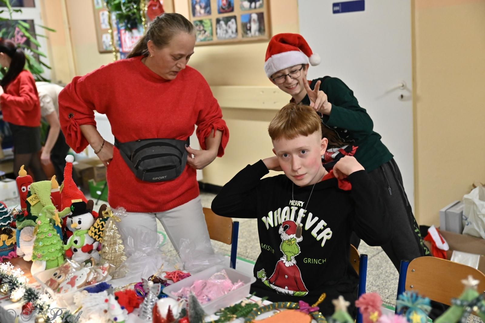 Zdjęcie w galerii na portalu naszraciborz.pl: Kiermasz świąteczny w SP 15. Rękodzieło, gastronomia i występy uczniów [FOTO i WIDEO] wiadomości z regionu