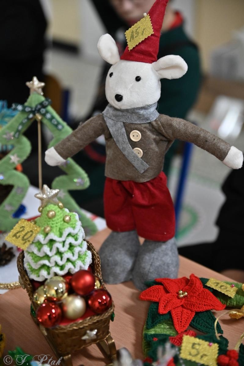 Zdjęcie w galerii na portalu naszraciborz.pl: Kiermasz świąteczny w SP 15. Rękodzieło, gastronomia i występy uczniów [FOTO i WIDEO] wiadomości z regionu