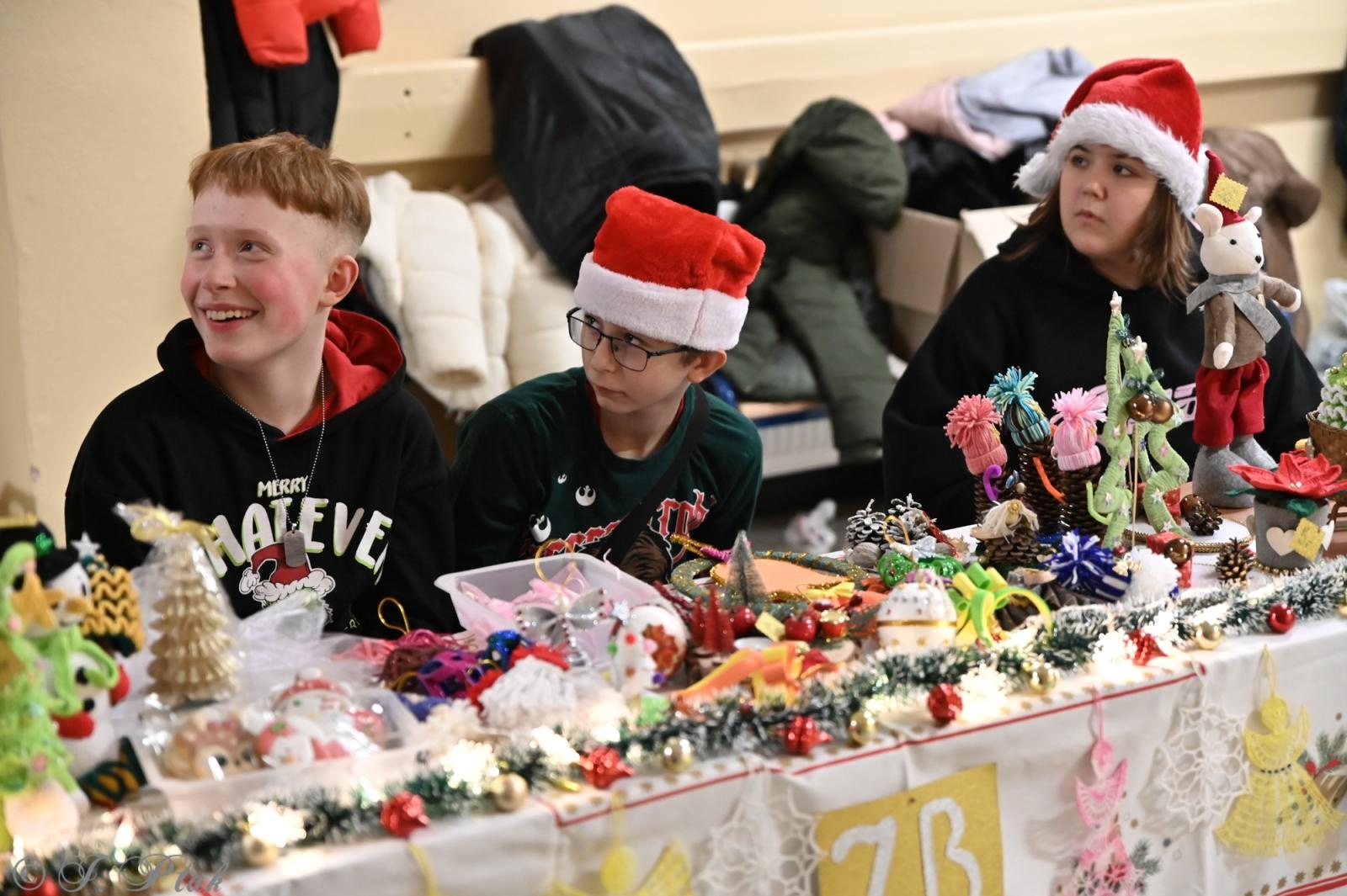 Zdjęcie w galerii na portalu naszraciborz.pl: Kiermasz świąteczny w SP 15. Rękodzieło, gastronomia i występy uczniów [FOTO i WIDEO] wiadomości z regionu