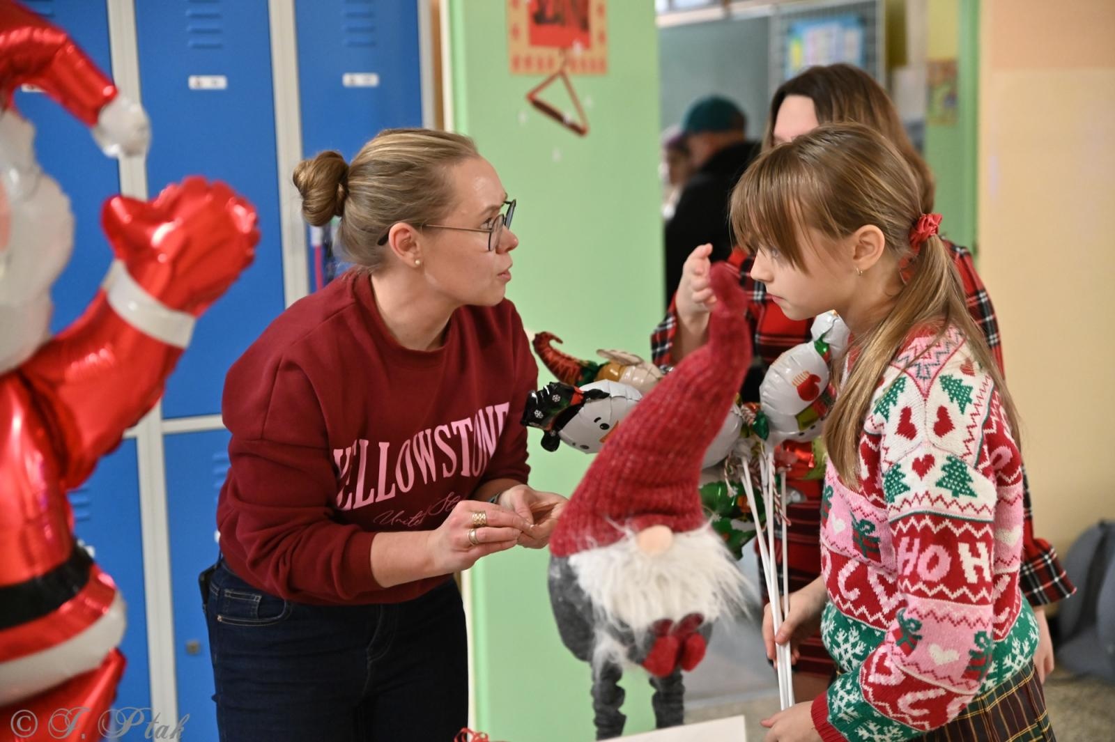 Zdjęcie w galerii na portalu naszraciborz.pl: Kiermasz świąteczny w SP 15. Rękodzieło, gastronomia i występy uczniów [FOTO i WIDEO] wiadomości z regionu