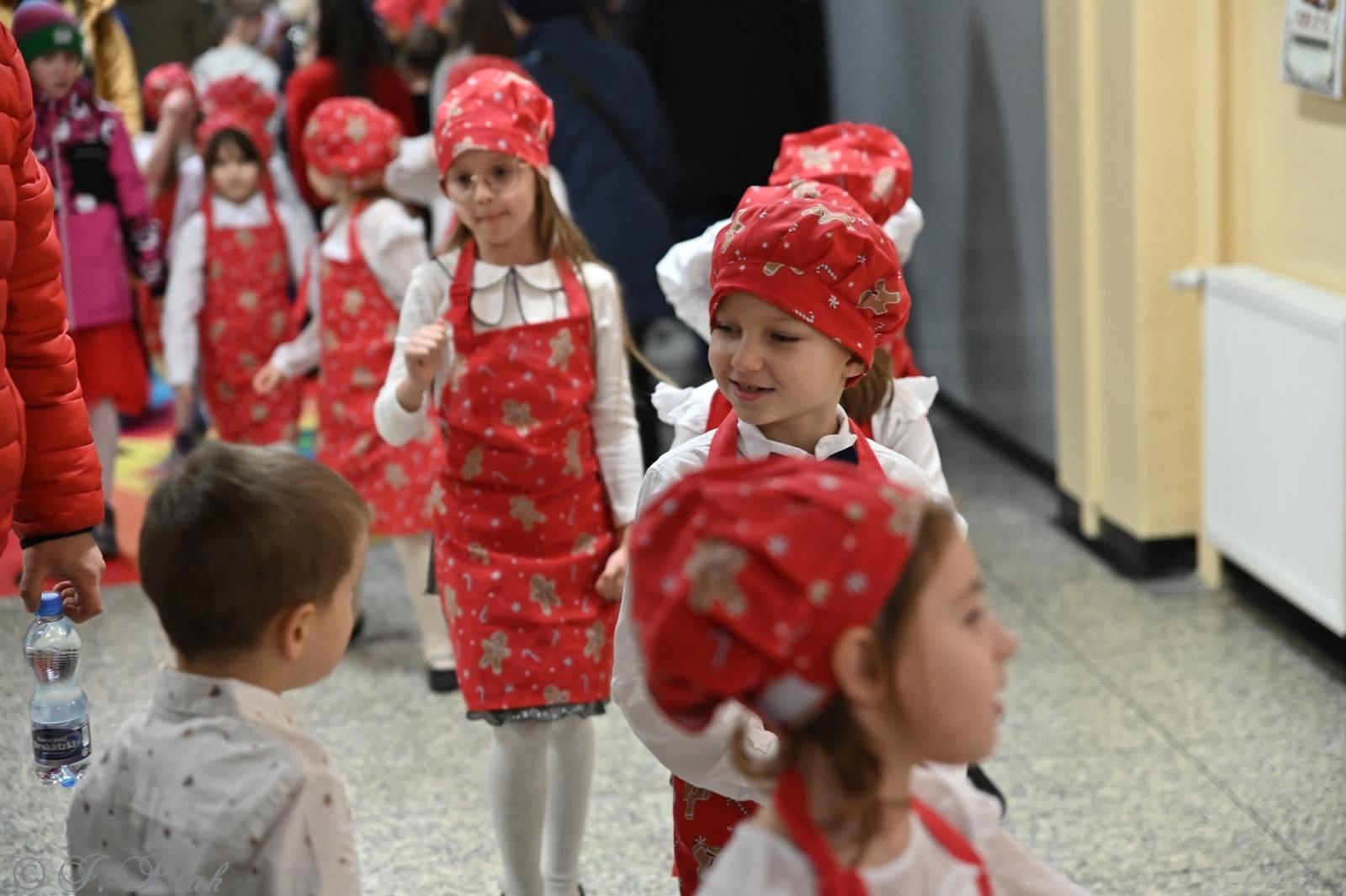 Zdjęcie w galerii na portalu naszraciborz.pl: Kiermasz świąteczny w SP 15. Rękodzieło, gastronomia i występy uczniów [FOTO i WIDEO] wiadomości z regionu
