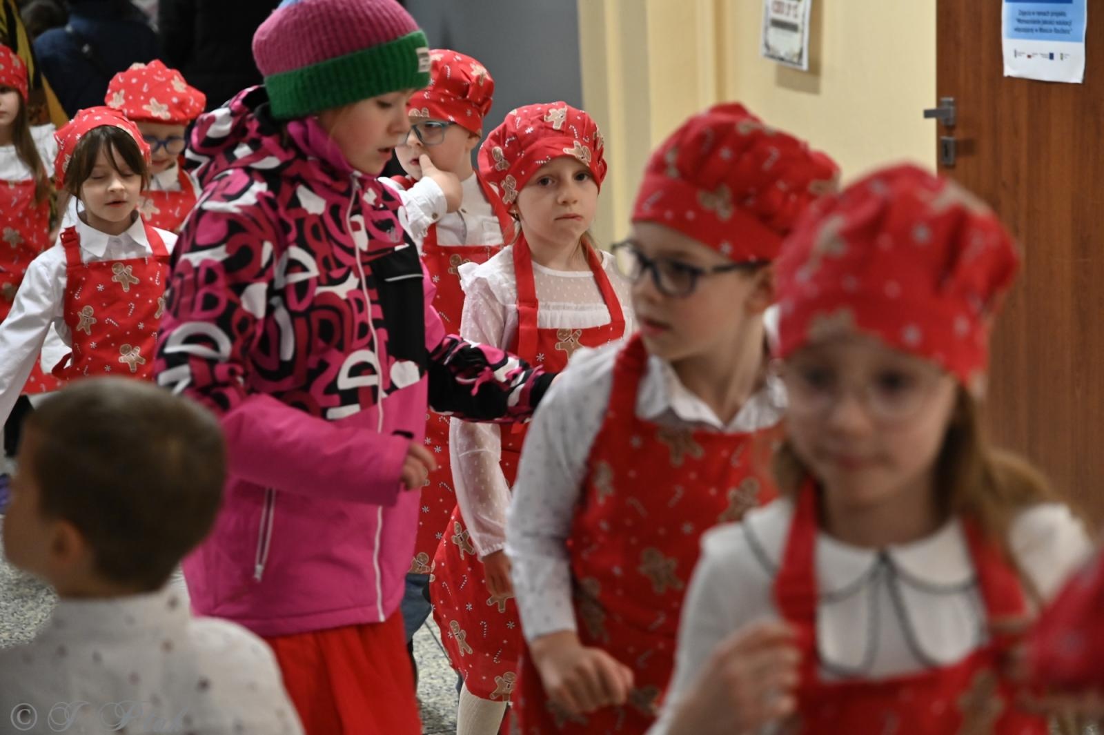 Zdjęcie w galerii na portalu naszraciborz.pl: Kiermasz świąteczny w SP 15. Rękodzieło, gastronomia i występy uczniów [FOTO i WIDEO] wiadomości z regionu