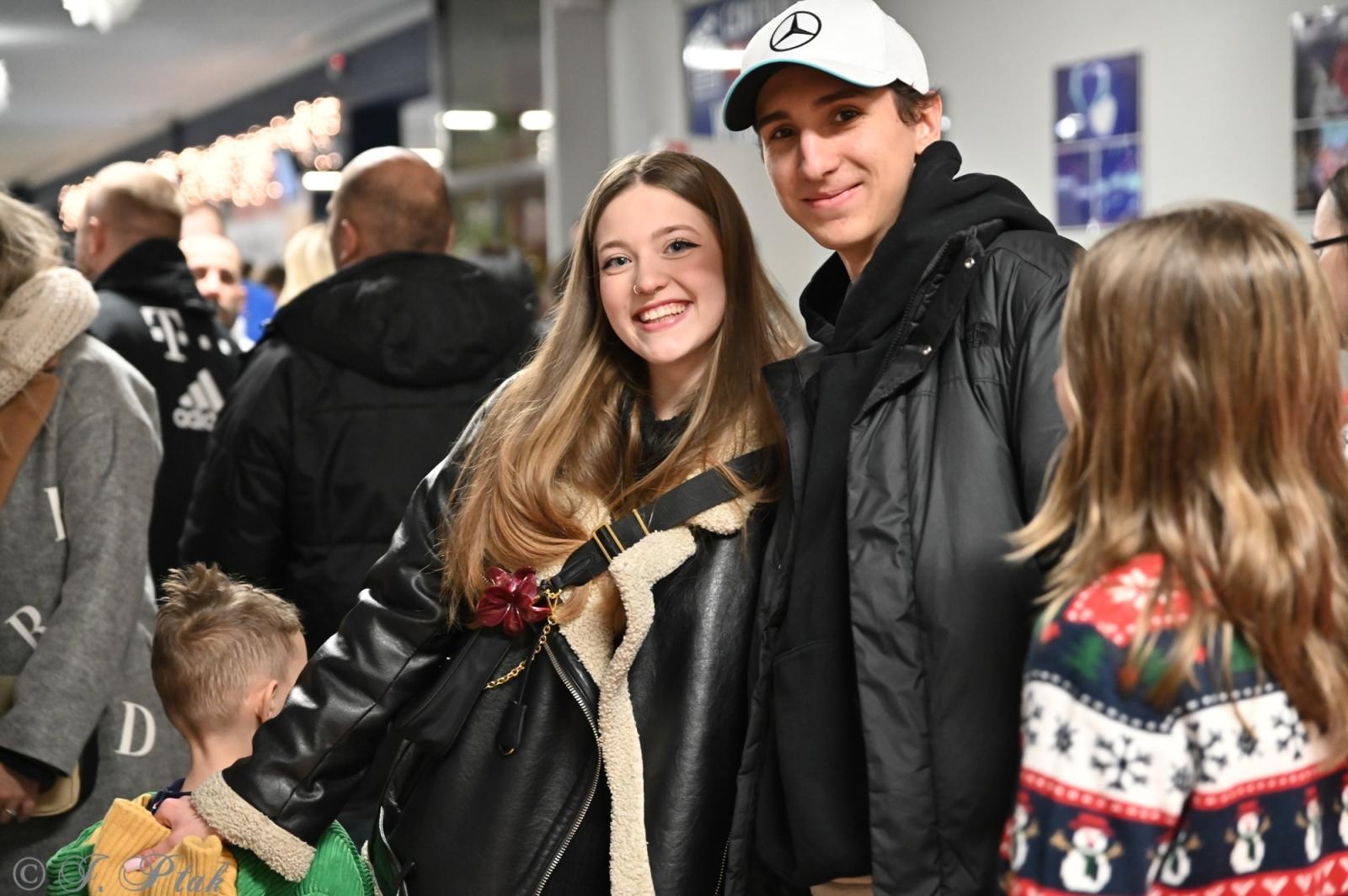 Zdjęcie w galerii na portalu naszraciborz.pl: Kiermasz świąteczny w SP 15. Rękodzieło, gastronomia i występy uczniów [FOTO i WIDEO] wiadomości z regionu