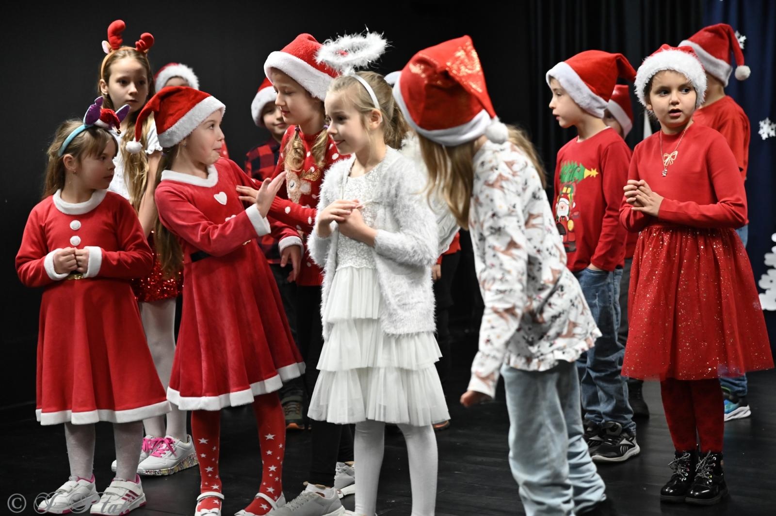 Zdjęcie w galerii na portalu naszraciborz.pl: Kiermasz świąteczny w SP 15. Rękodzieło, gastronomia i występy uczniów [FOTO i WIDEO] wiadomości z regionu
