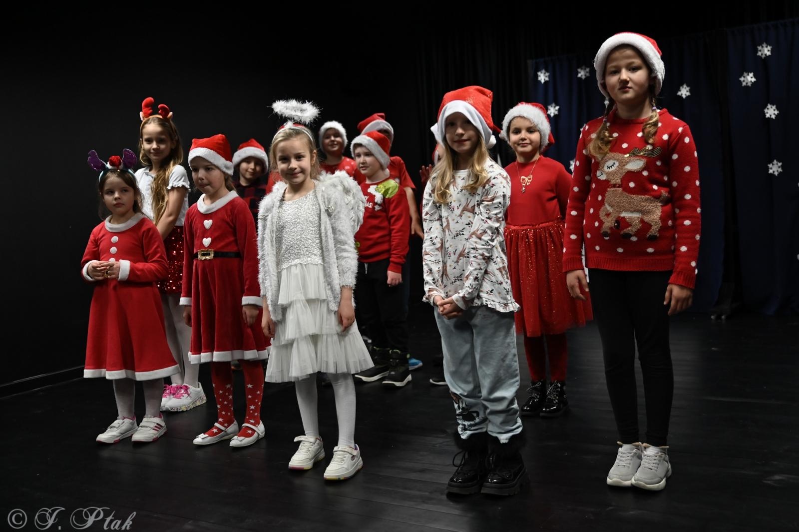 Zdjęcie w galerii na portalu naszraciborz.pl: Kiermasz świąteczny w SP 15. Rękodzieło, gastronomia i występy uczniów [FOTO i WIDEO] wiadomości z regionu