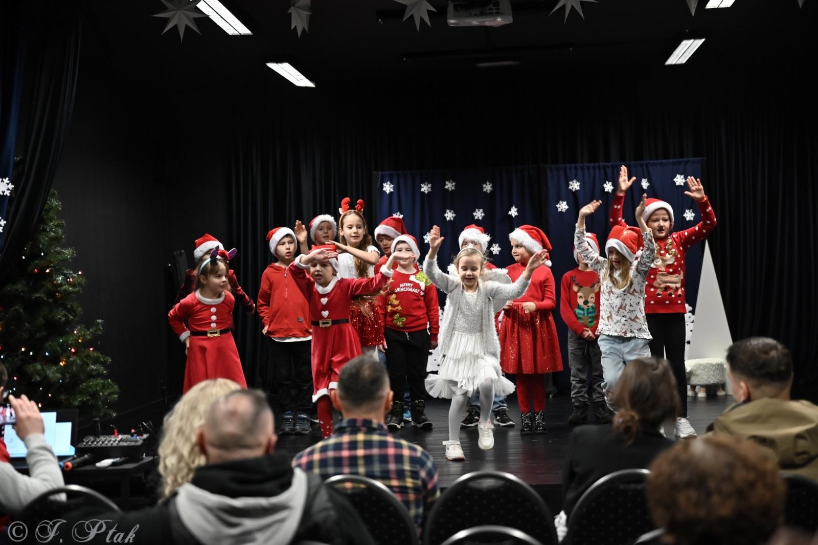 Zdjęcie w galerii na portalu naszraciborz.pl: Kiermasz świąteczny w SP 15. Rękodzieło, gastronomia i występy uczniów [FOTO i WIDEO] wiadomości z regionu
