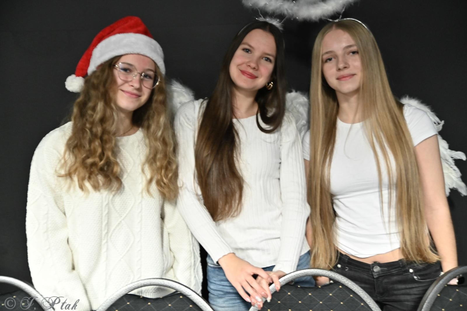 Zdjęcie w galerii na portalu naszraciborz.pl: Kiermasz świąteczny w SP 15. Rękodzieło, gastronomia i występy uczniów [FOTO i WIDEO] wiadomości z regionu