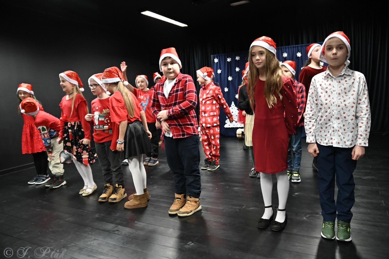 Zdjęcie w galerii na portalu naszraciborz.pl: Kiermasz świąteczny w SP 15. Rękodzieło, gastronomia i występy uczniów [FOTO i WIDEO] wiadomości z regionu