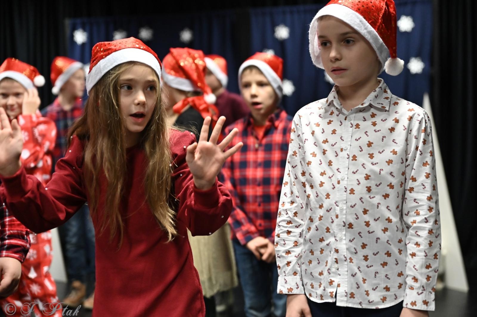 Zdjęcie w galerii na portalu naszraciborz.pl: Kiermasz świąteczny w SP 15. Rękodzieło, gastronomia i występy uczniów [FOTO i WIDEO] wiadomości z regionu