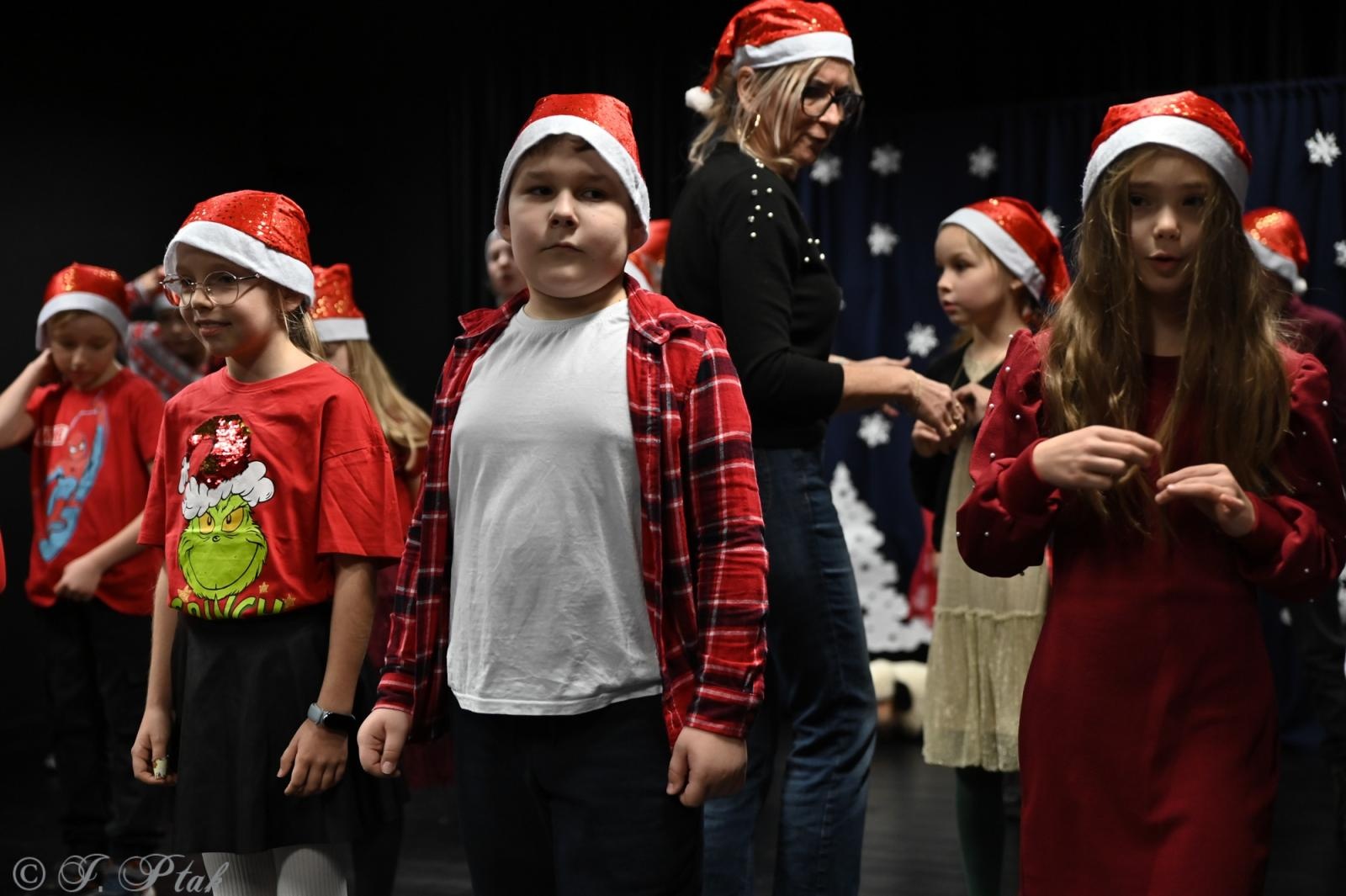 Zdjęcie w galerii na portalu naszraciborz.pl: Kiermasz świąteczny w SP 15. Rękodzieło, gastronomia i występy uczniów [FOTO i WIDEO] wiadomości z regionu