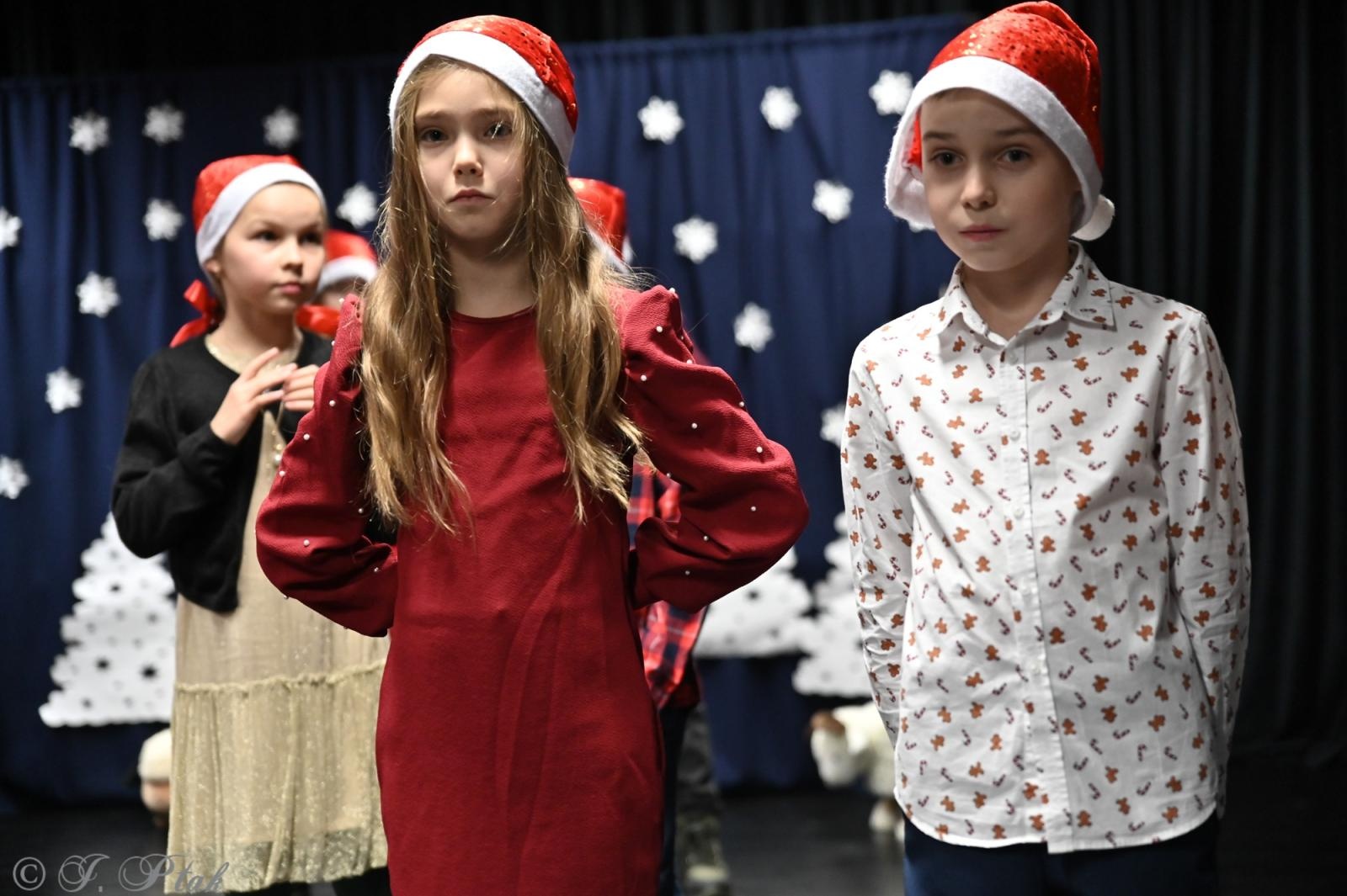 Zdjęcie w galerii na portalu naszraciborz.pl: Kiermasz świąteczny w SP 15. Rękodzieło, gastronomia i występy uczniów [FOTO i WIDEO] wiadomości z regionu