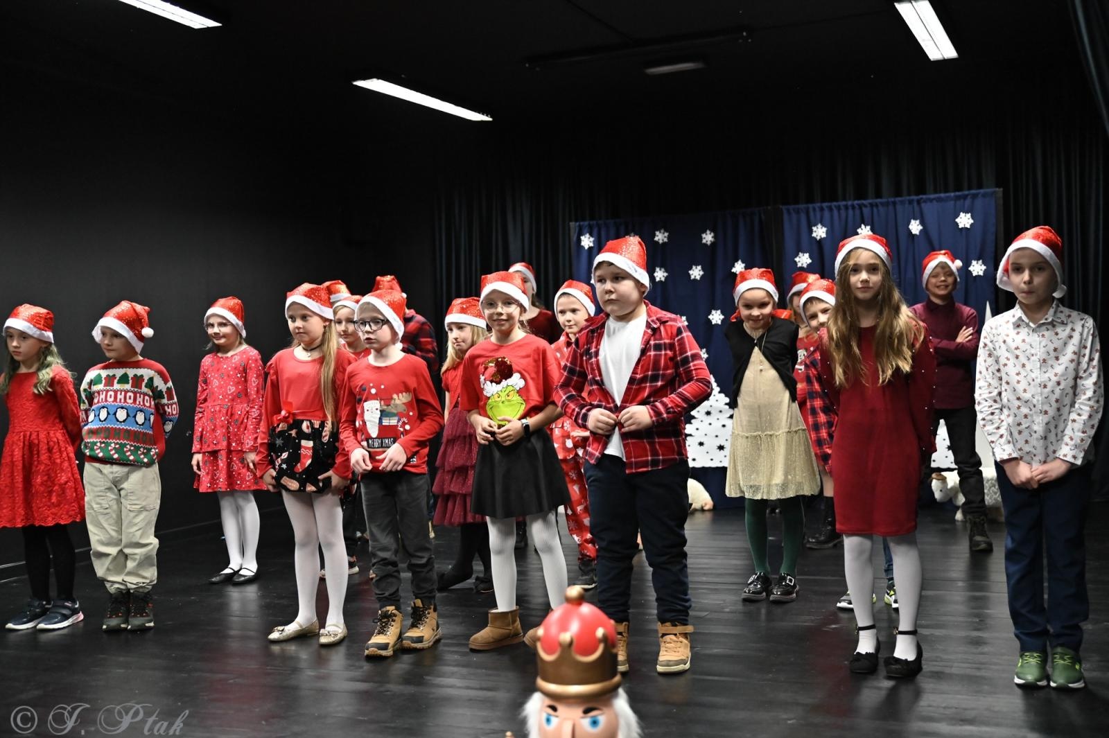 Zdjęcie w galerii na portalu naszraciborz.pl: Kiermasz świąteczny w SP 15. Rękodzieło, gastronomia i występy uczniów [FOTO i WIDEO] wiadomości z regionu