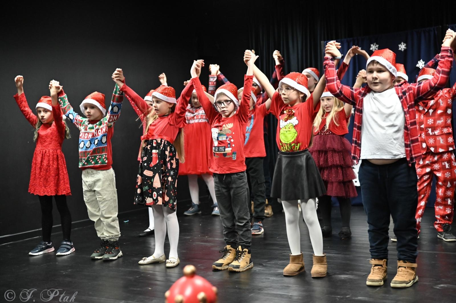 Zdjęcie w galerii na portalu naszraciborz.pl: Kiermasz świąteczny w SP 15. Rękodzieło, gastronomia i występy uczniów [FOTO i WIDEO] wiadomości z regionu