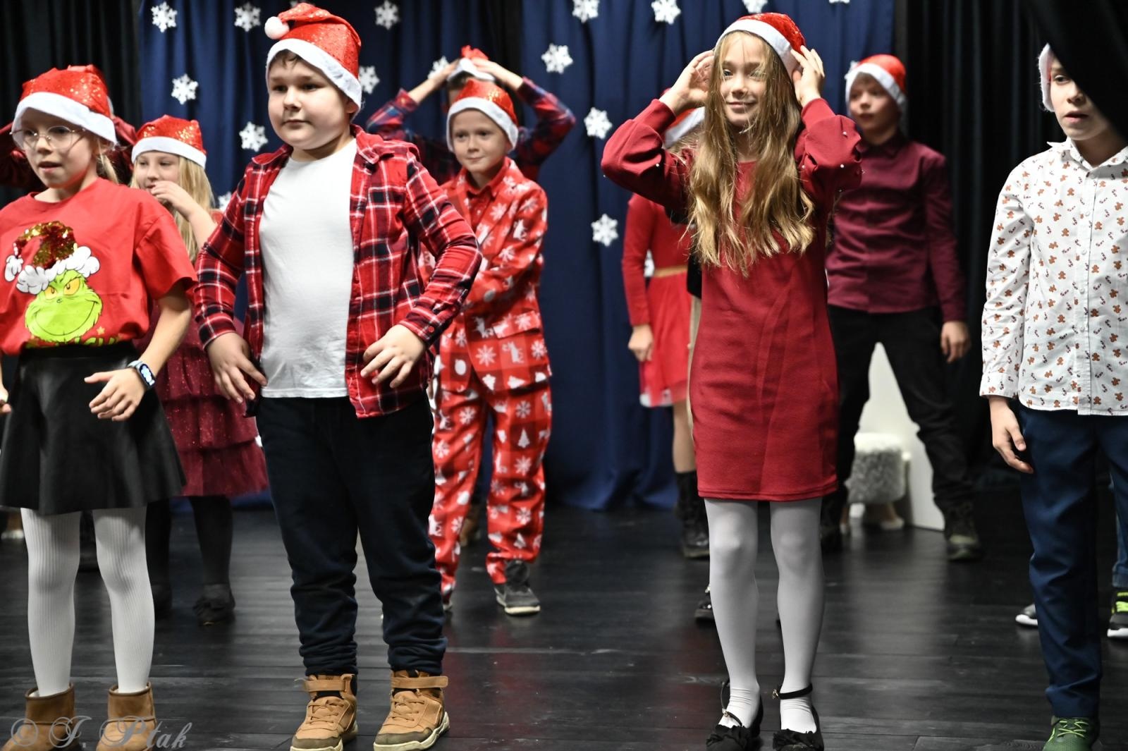 Zdjęcie w galerii na portalu naszraciborz.pl: Kiermasz świąteczny w SP 15. Rękodzieło, gastronomia i występy uczniów [FOTO i WIDEO] wiadomości z regionu