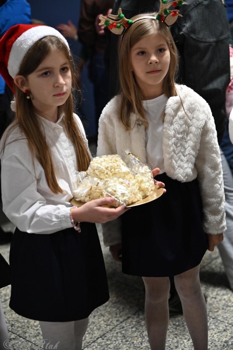 Zdjęcie w galerii na portalu naszraciborz.pl: Kiermasz świąteczny w SP 15. Rękodzieło, gastronomia i występy uczniów [FOTO i WIDEO] wiadomości z regionu