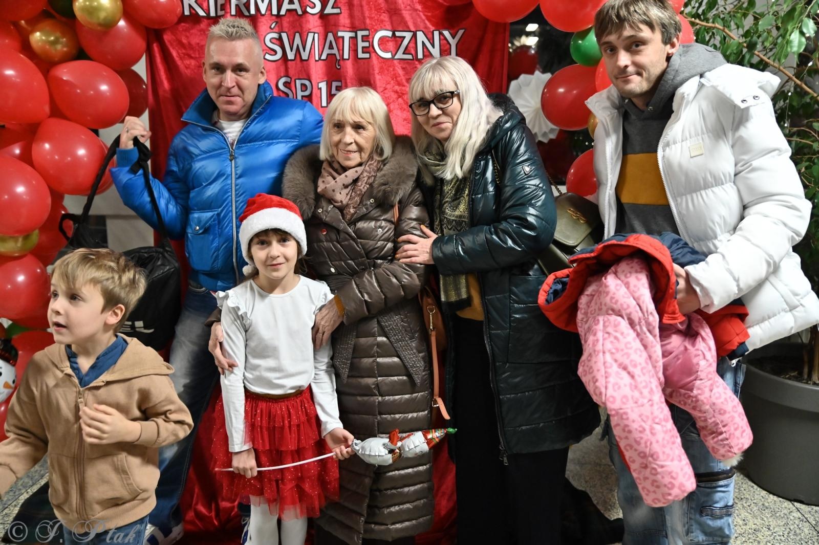 Zdjęcie w galerii na portalu naszraciborz.pl: Kiermasz świąteczny w SP 15. Rękodzieło, gastronomia i występy uczniów [FOTO i WIDEO] wiadomości z regionu