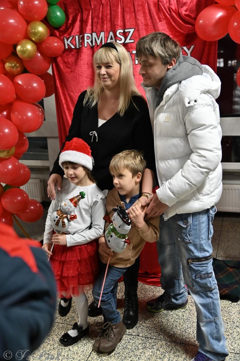 Zdjęcie w galerii na portalu naszraciborz.pl: Kiermasz świąteczny w SP 15. Rękodzieło, gastronomia i występy uczniów [FOTO i WIDEO] wiadomości z regionu