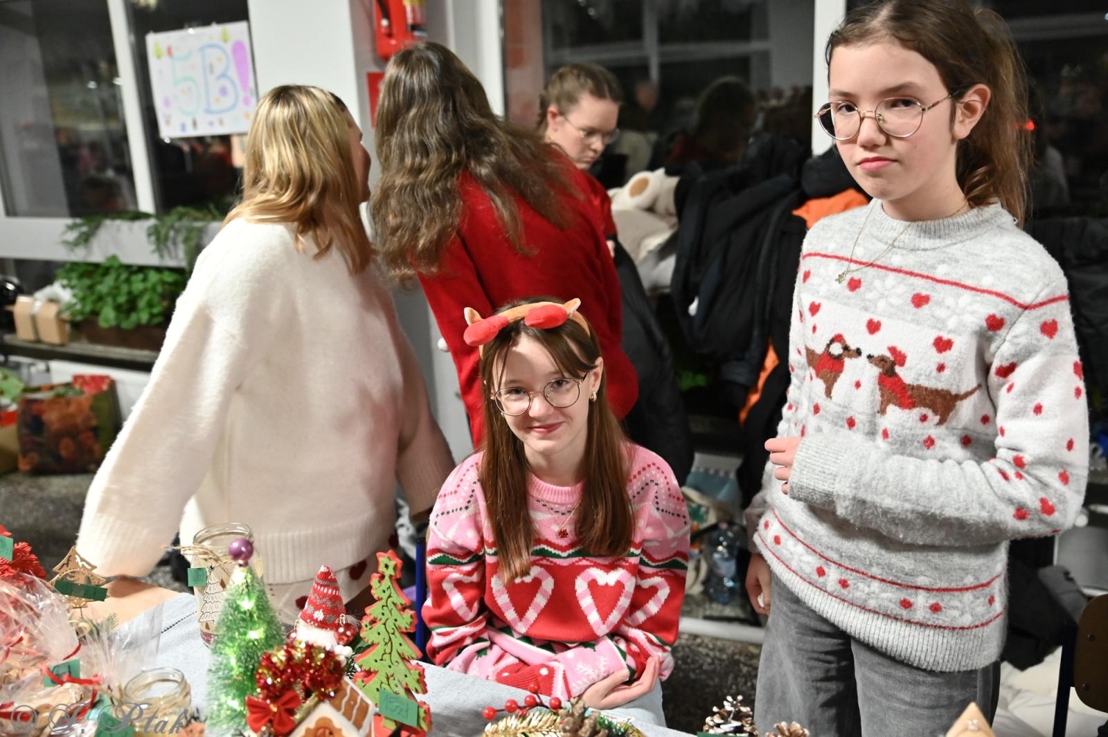 Zdjęcie w galerii na portalu naszraciborz.pl: Kiermasz świąteczny w SP 15. Rękodzieło, gastronomia i występy uczniów [FOTO i WIDEO] wiadomości z regionu