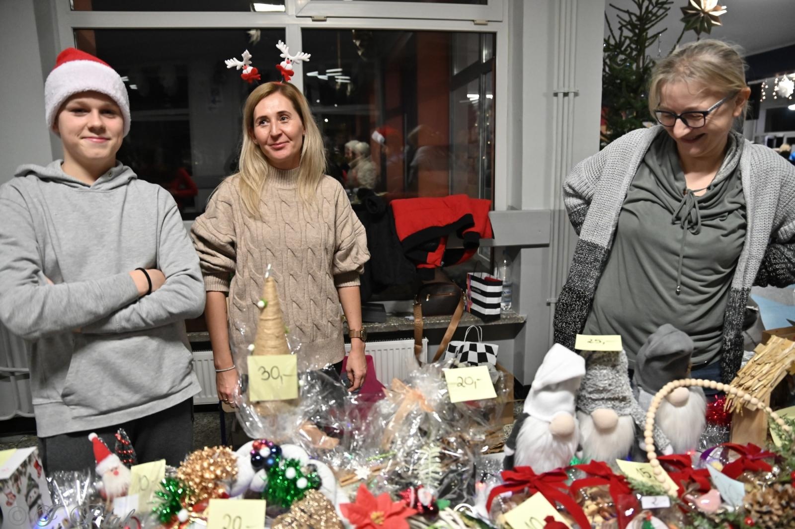 Zdjęcie w galerii na portalu naszraciborz.pl: Kiermasz świąteczny w SP 15. Rękodzieło, gastronomia i występy uczniów [FOTO i WIDEO] wiadomości z regionu