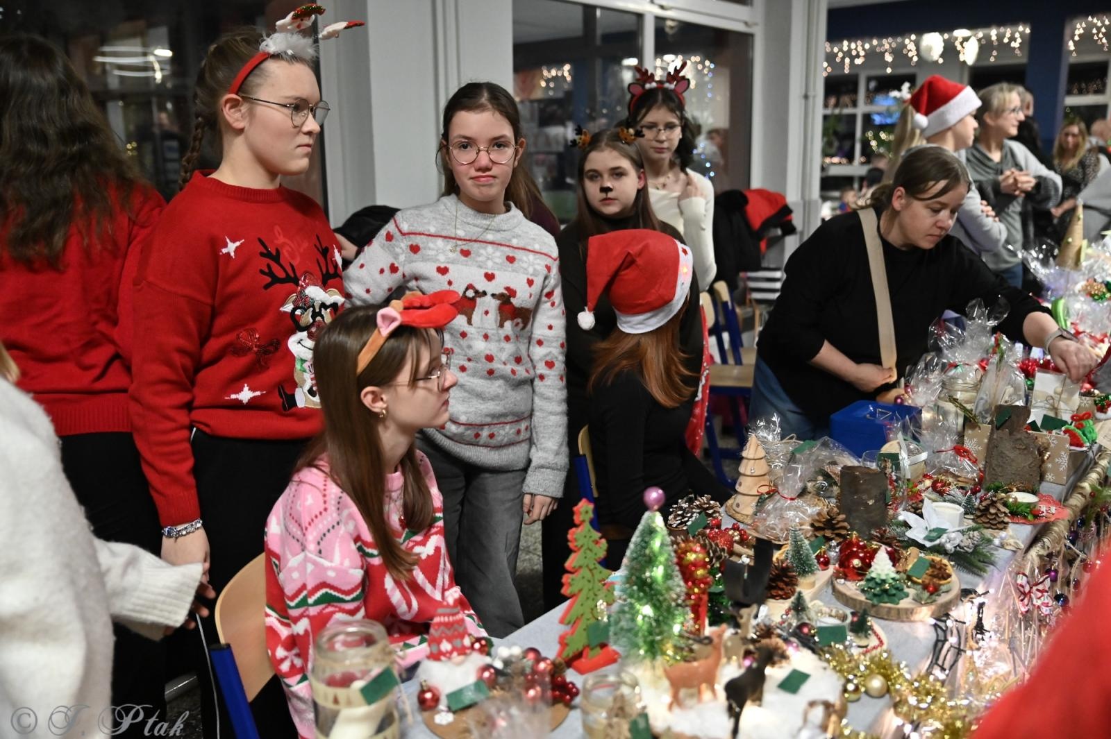 Zdjęcie w galerii na portalu naszraciborz.pl: Kiermasz świąteczny w SP 15. Rękodzieło, gastronomia i występy uczniów [FOTO i WIDEO] wiadomości z regionu