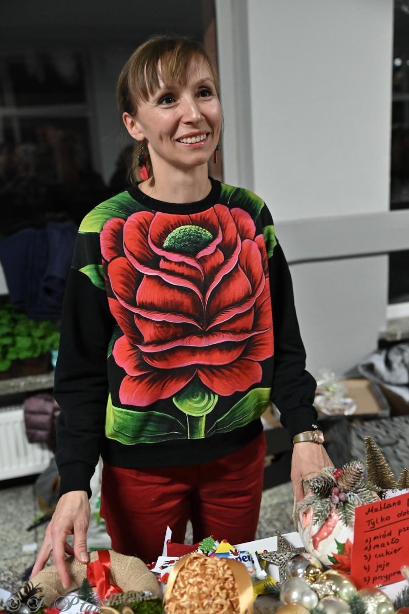 Zdjęcie w galerii na portalu naszraciborz.pl: Kiermasz świąteczny w SP 15. Rękodzieło, gastronomia i występy uczniów [FOTO i WIDEO] wiadomości z regionu