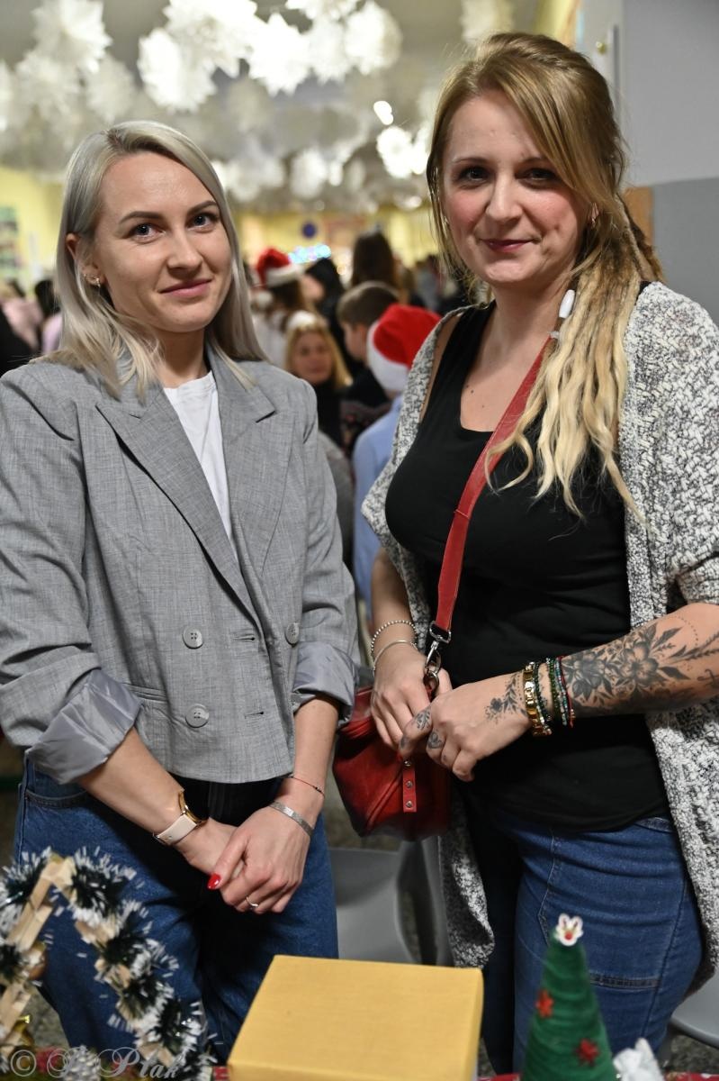 Zdjęcie w galerii na portalu naszraciborz.pl: Kiermasz świąteczny w SP 15. Rękodzieło, gastronomia i występy uczniów [FOTO i WIDEO] wiadomości z regionu