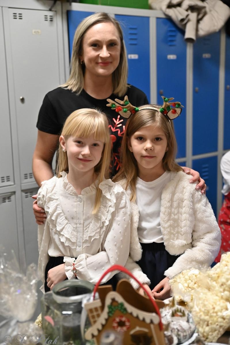 Zdjęcie w galerii na portalu naszraciborz.pl: Kiermasz świąteczny w SP 15. Rękodzieło, gastronomia i występy uczniów [FOTO i WIDEO] wiadomości z regionu