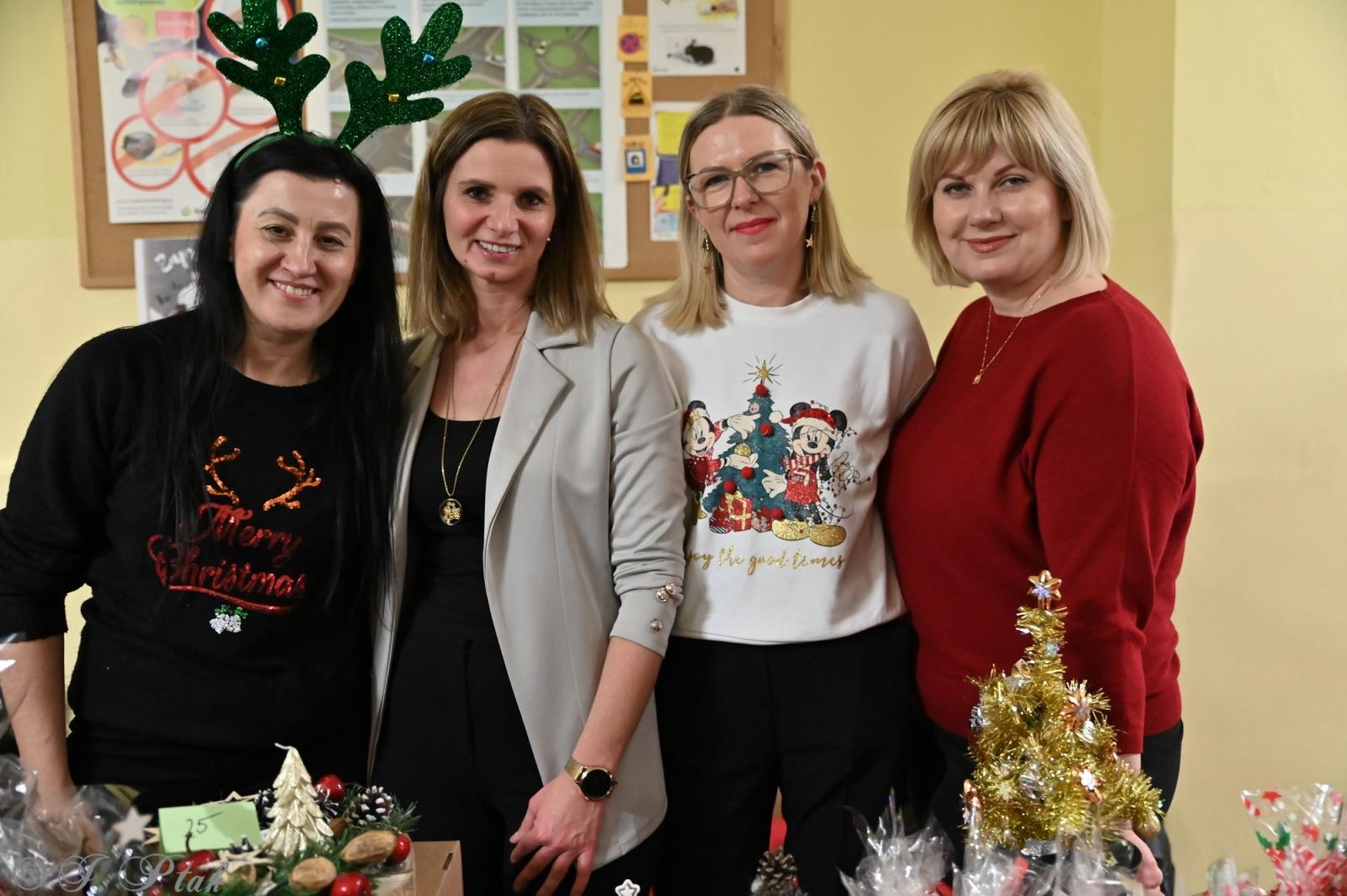 Zdjęcie w galerii na portalu naszraciborz.pl: Kiermasz świąteczny w SP 15. Rękodzieło, gastronomia i występy uczniów [FOTO i WIDEO] wiadomości z regionu